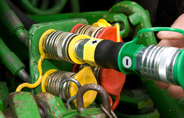 SCHAUENBURG Industrietechnik ÖldruckMaster an Hydrauliksystem in der Agrartechnik